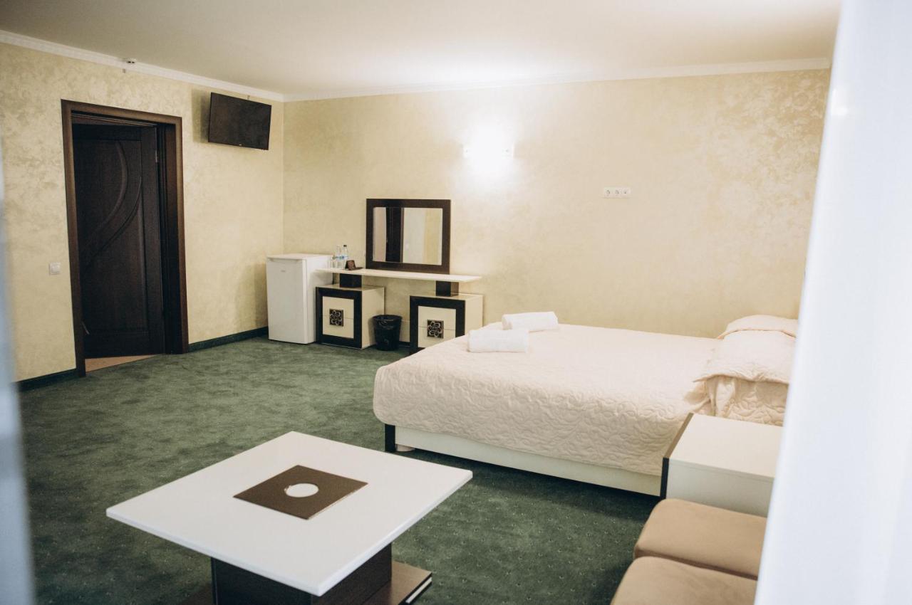 Роляда Hotel Tysmenytsia Exterior foto
