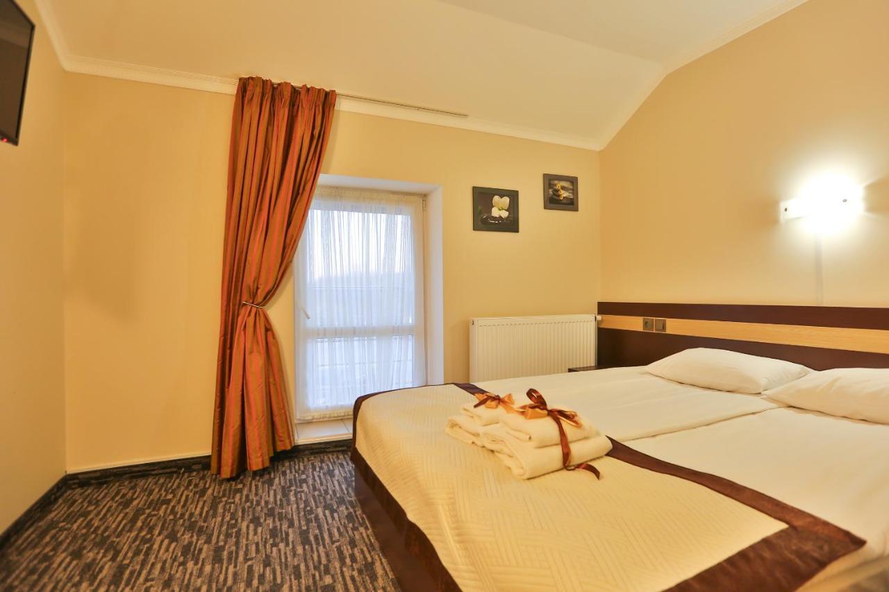 Роляда Hotel Tysmenytsia Exterior foto